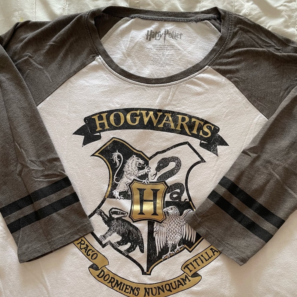 Harry Potter ⚡️ Hogwarts raglan EUC size medium
